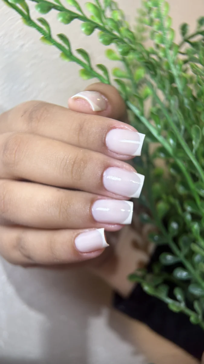 Alongamento em gel com acabamento delicado
