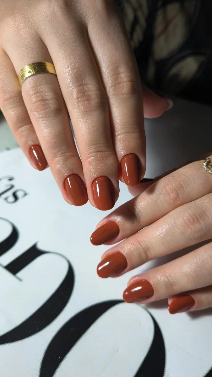 Manicure tradicional em tom terracota
